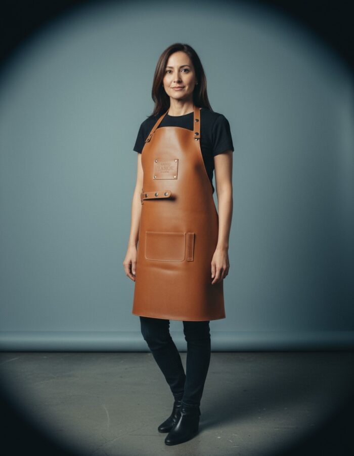 femme qui porte un tablier cuir maison tanör paris