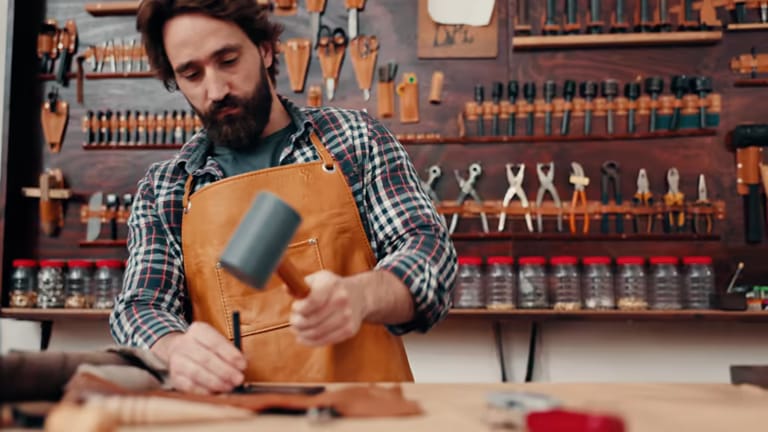 artisan avec outils du cuir