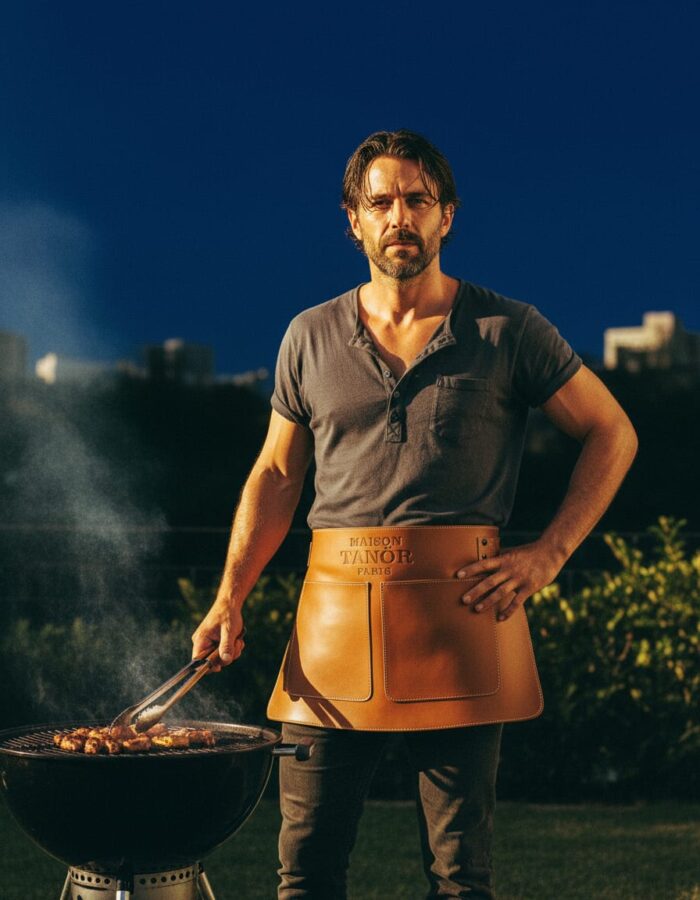gros plan homme barbecue avec demi tablier cuir maison tanör paris 3