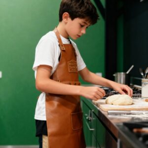 petit garçon avec tablier cuir maison tanör paris